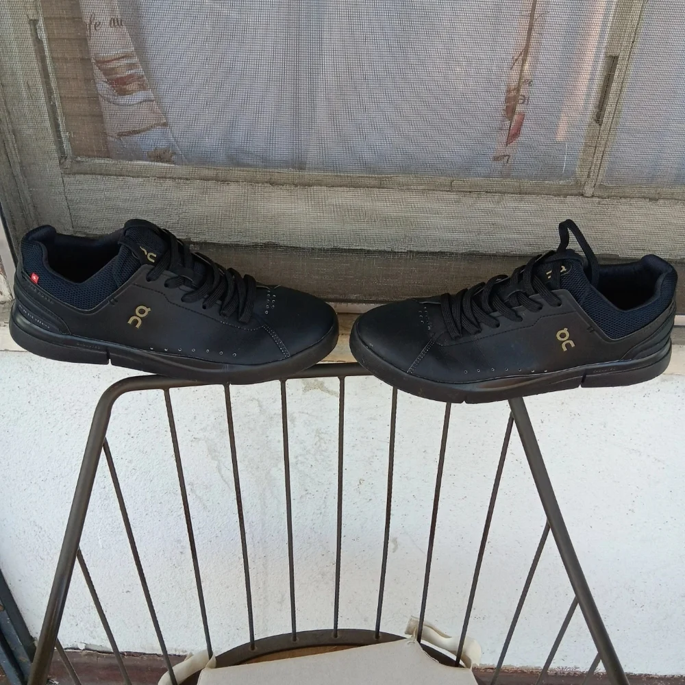 On Running Black Sneakers Casual Low-Top Design - Picture 5 of 9
